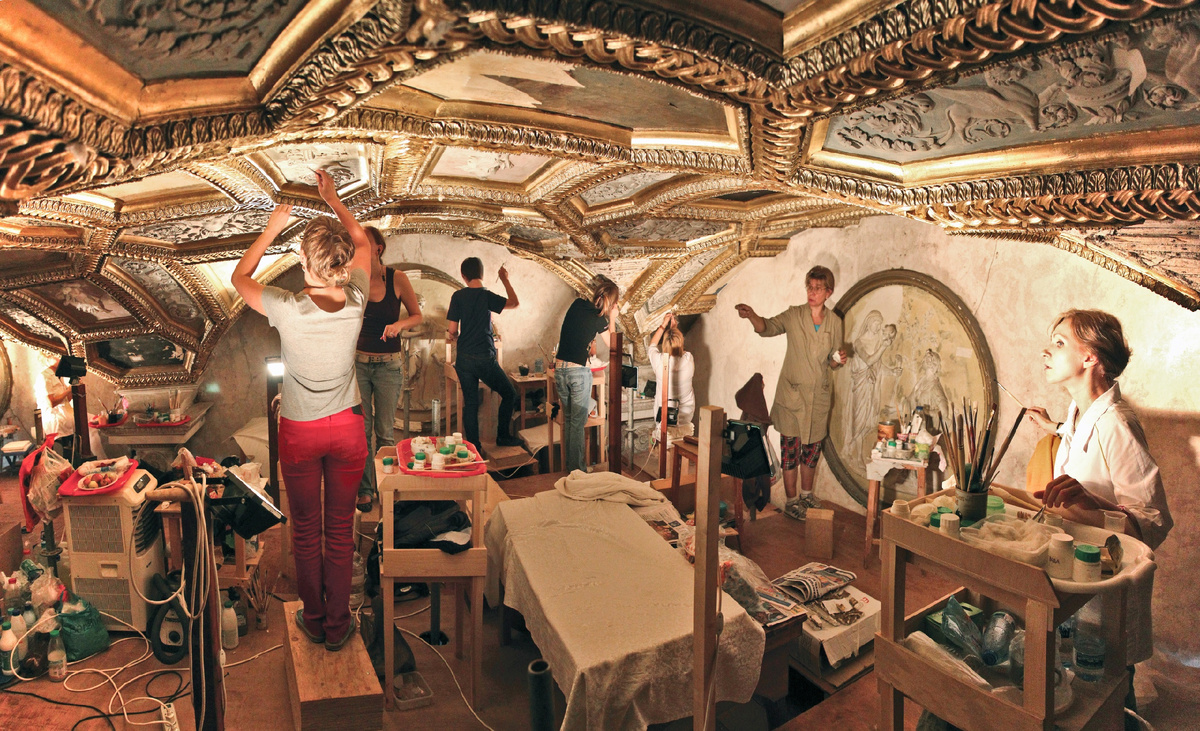 Стеклоиономерные цементы презентация. Главный корпус автобуса ичков дворец фото. День реставратора. Реставратор в музее. Архитектор реставратор профессия.