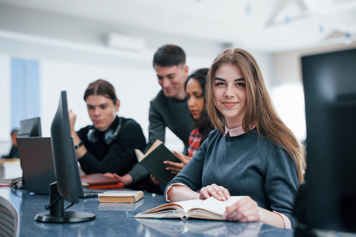 <a href="https://ru.freepik.com/free-photo/positive-mood-group-young-people-casual-clothes-working-modern-office_9694663.htm#fromView=search&page=1&position=0&uuid=71e80331-520f-4645-8394-8975c0e78935">Изображение от standret на Freepik</a>