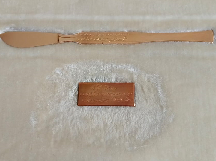 ЗОЛОТОЙ СКАЛЬПЕЛЬ, ПОДАРЕННЫЙ АКАДЕМИКУ АЛЕКСАНДРУ БАКУЛЕВУ В ДЕНЬ ЕГО 70-ЛЕТИЯ В 1960-М ГОДУ. НЕДАВНО РОДСТВЕННИКИ УЧЕНОГО ПЕРЕДАЛИ ЕГО ИЗ СВОЙ КОЛЛЕКЦИИ МУЗЕЮ СЕРДЕЧНО-СОСУДИСТОЙ ХИРУРГИИ ЦЕНТРА ИМ. БАКУЛЕВА.ФОТО: НАТАЛЬЯ ВЕДЕНЕЕВА