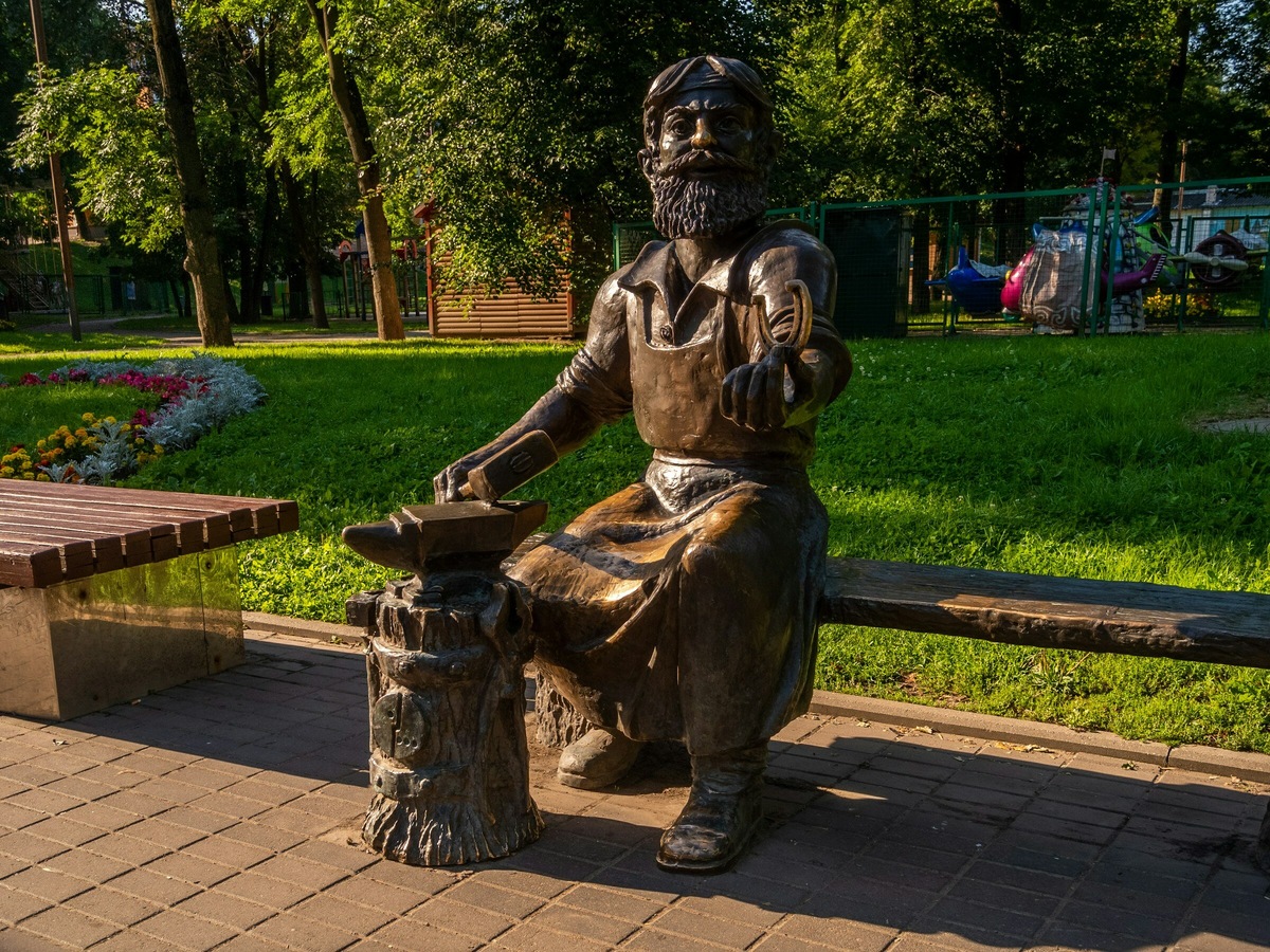 Скульптура «Псковский скобарь» расположена в центре города в Детском парке. Фото: Bildstockru Master / Unsplash