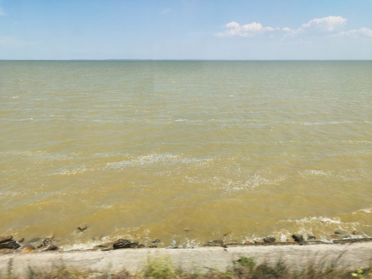 На лимане спокойно и практически нет людей. 