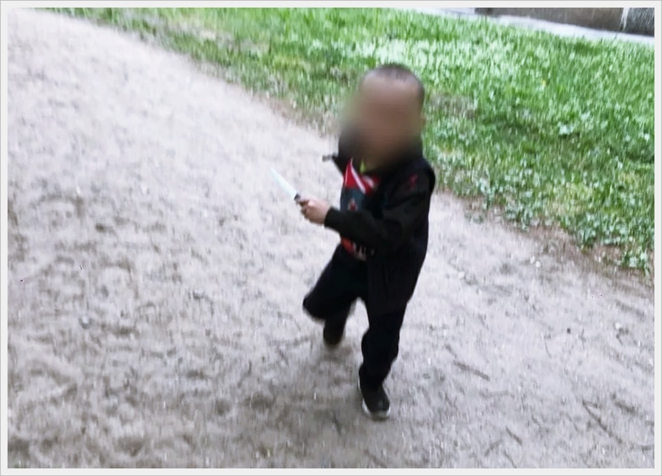 Малолетний из Новосибирска, который любит побегать за подростками с ножом