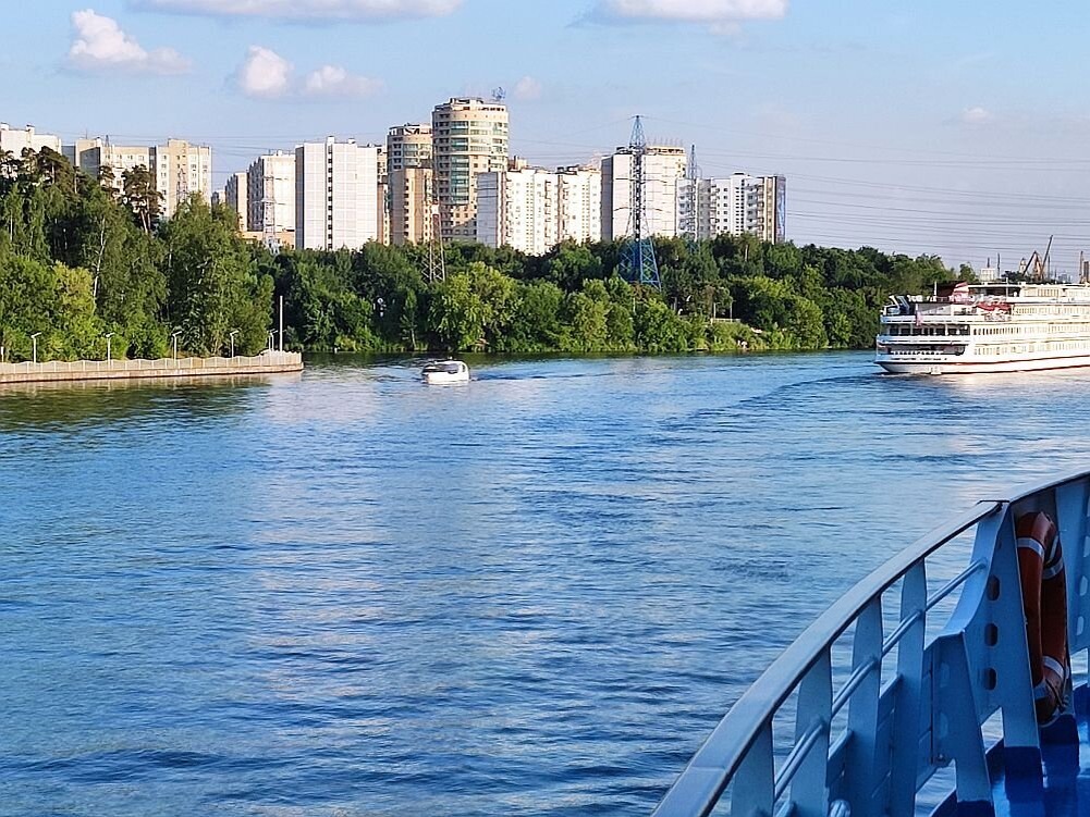 Вид на новостройки Москвы с борта теплохода. Фото Кирилла Сомова.