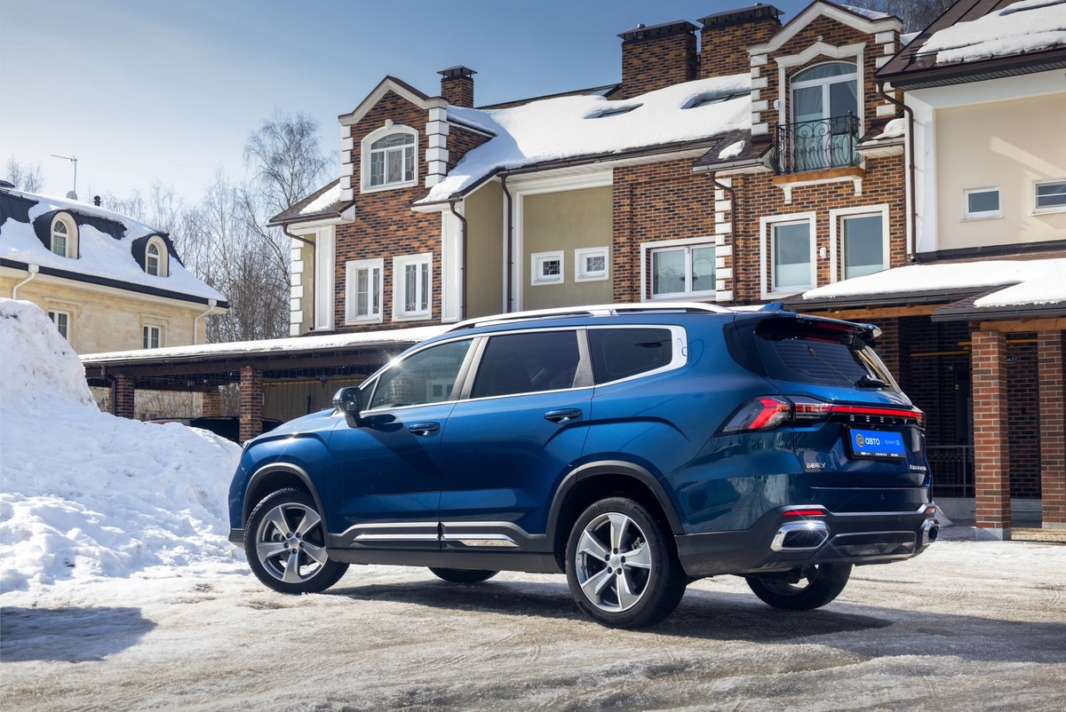    Geely Okavango по размерам превосходит такие семиместные кроссоверы как Kia Sorento, Hyundai Santa Fe или Skoda Kodiaq
