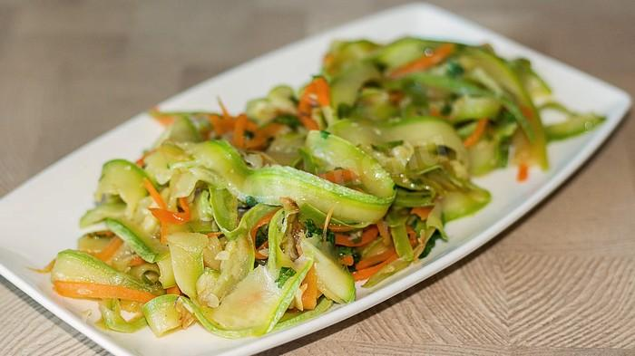 Кабачковая "лапша" с морковью и чесноком