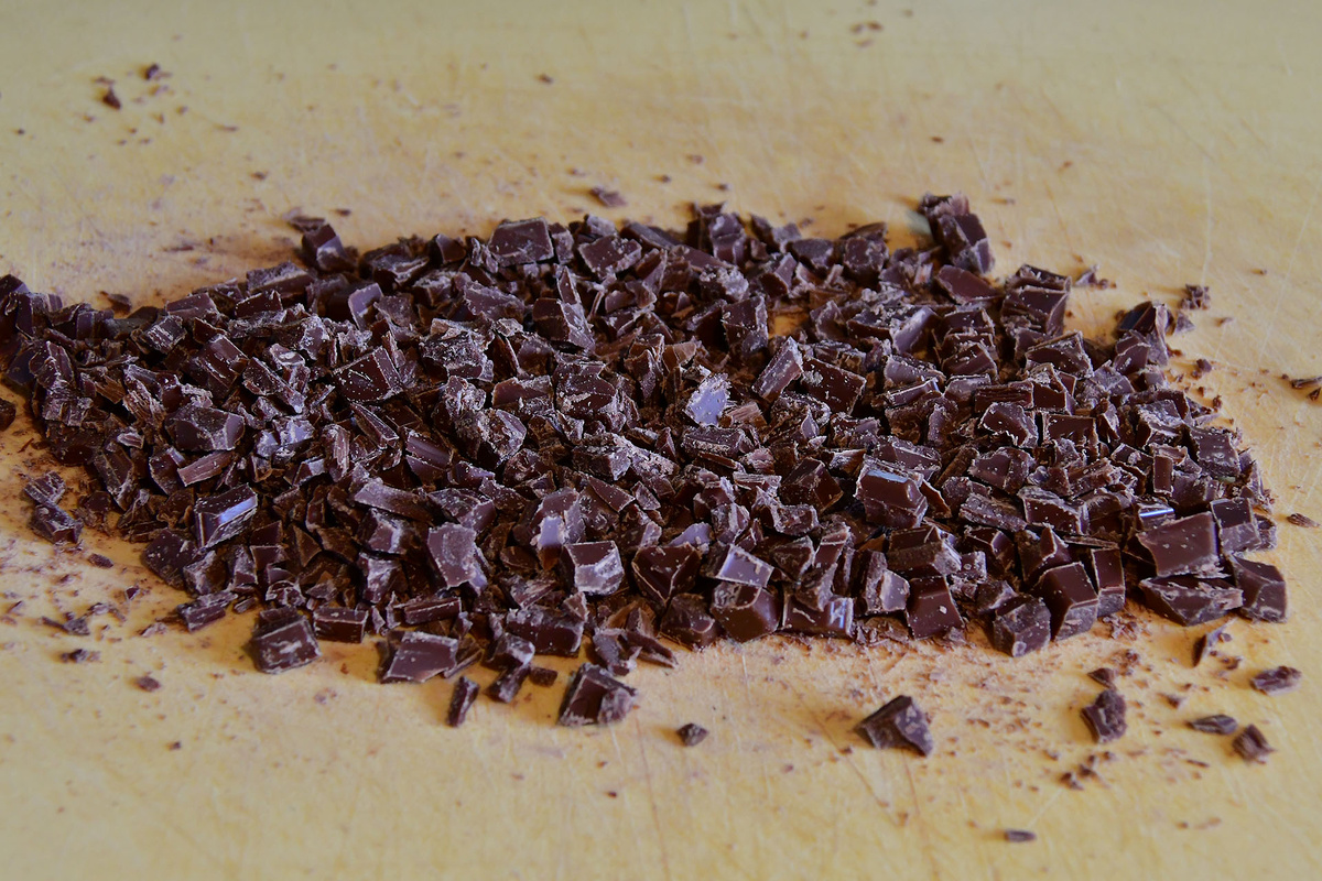 Нарезаем шоколад