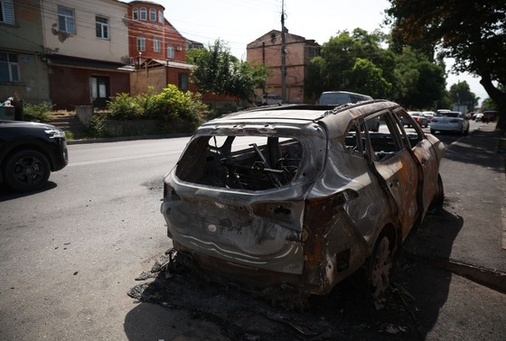    Сгоревшая машина в Махачкале после нападения