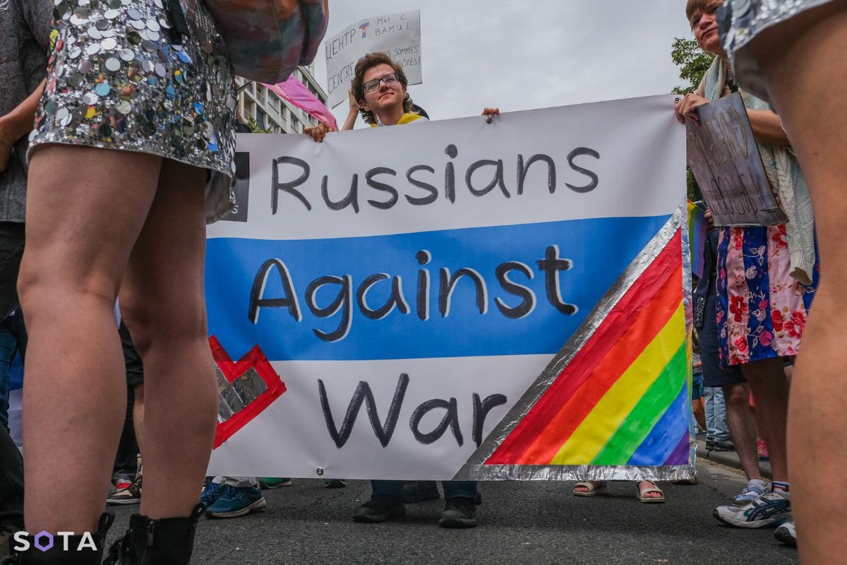 В Париже прошел гей-парад*. В нем  принимала участие российская колонна. Она шла под лозунгом «Русские против войны» и недобрым словом поминала президента России.  Вглядитесь в эти лица.
