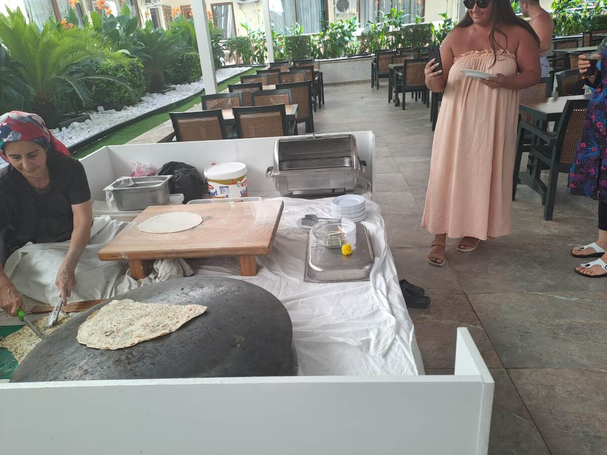 Повар готовит гёзлеме