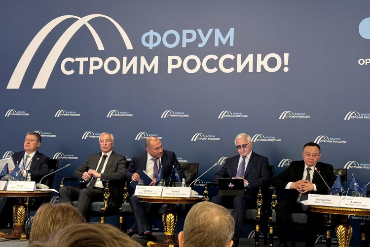    «Более 500 миллионов квадратных метров жилья построено», — заявил сегодня в Москве на первом форуме «Строим Россию!» министр строительства и ЖКХ Ирек Файзуллин, подводя итоги действующих нацпроектов.   
Фото: Елена Колебакина-Усманова