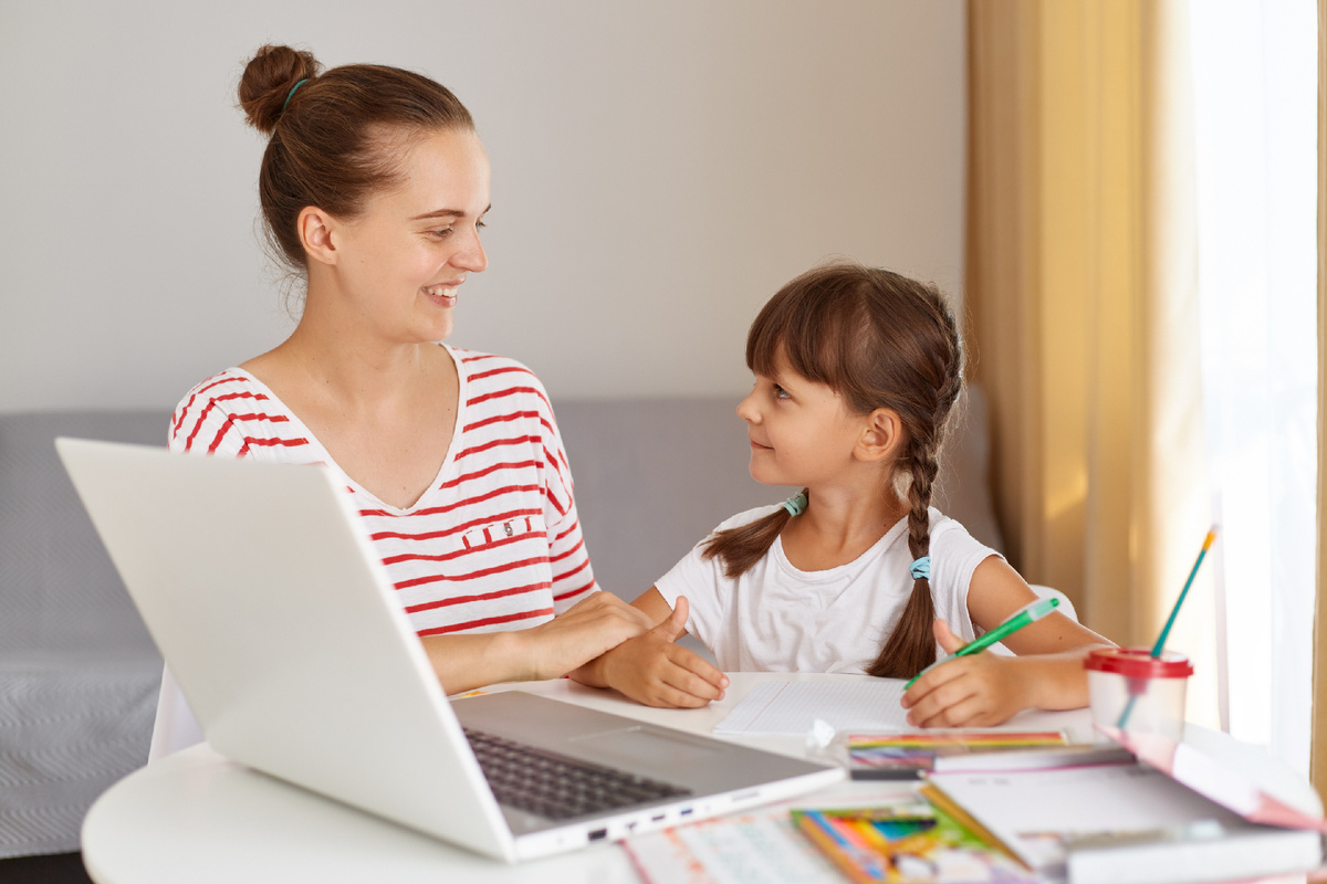 <a href="https://ru.freepik.com/free-photo/portrait-happy-smiling-female-wearing-casual-attire-helping-her-daughter-with-lessons-woman-looking-her-child-with-love-sitting-table-with-books-laptop_18326858.htm#fromView=image_search_similar&page=1&position=0&uuid=e8ee9ded-e2a2-47b3-96a5-791685cc39a4">Изображение от user18526052 на Freepik</a>