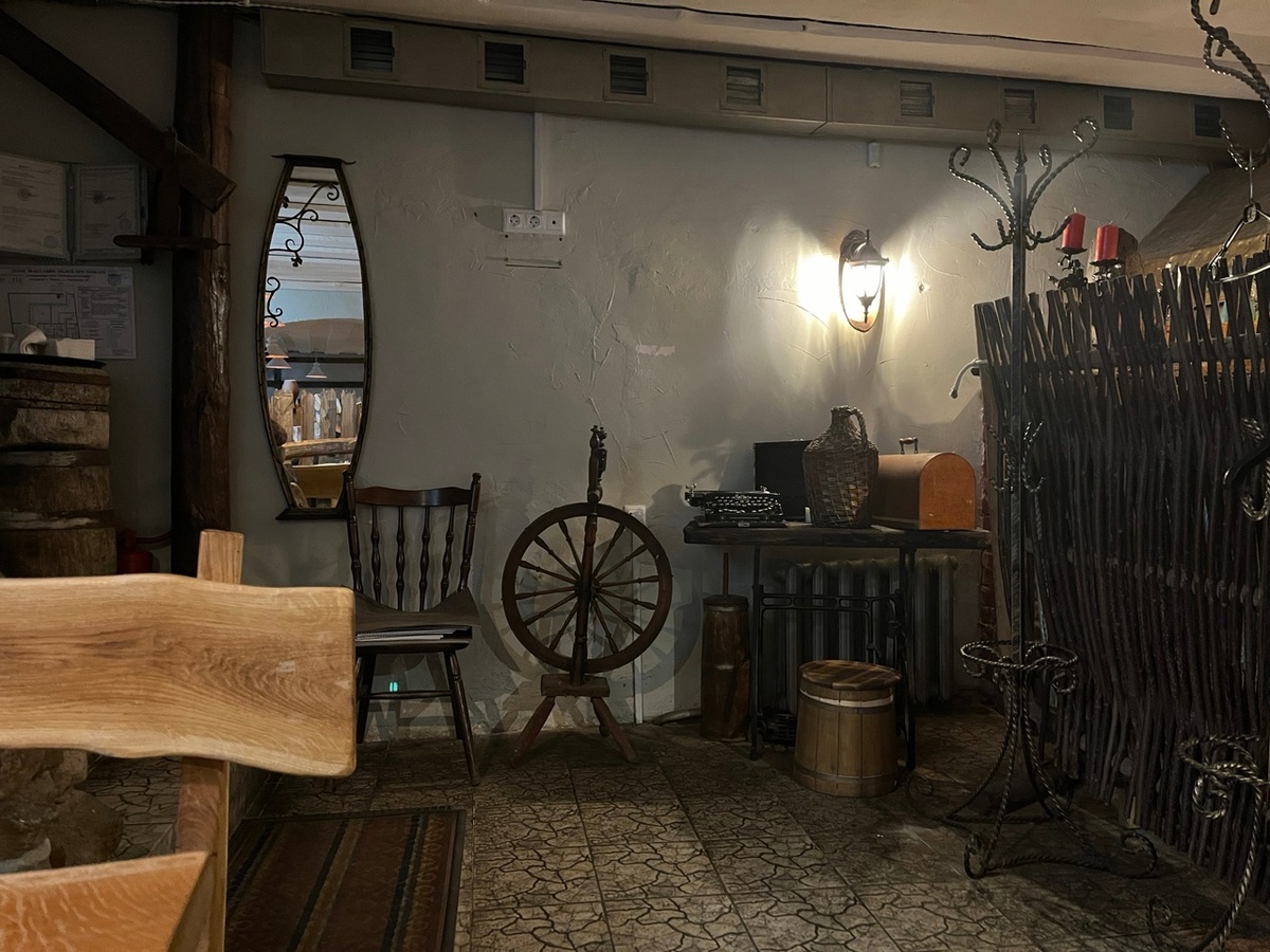 Интерьер кафе Панский Драник на ул. Раковская, 18. Фото моё.