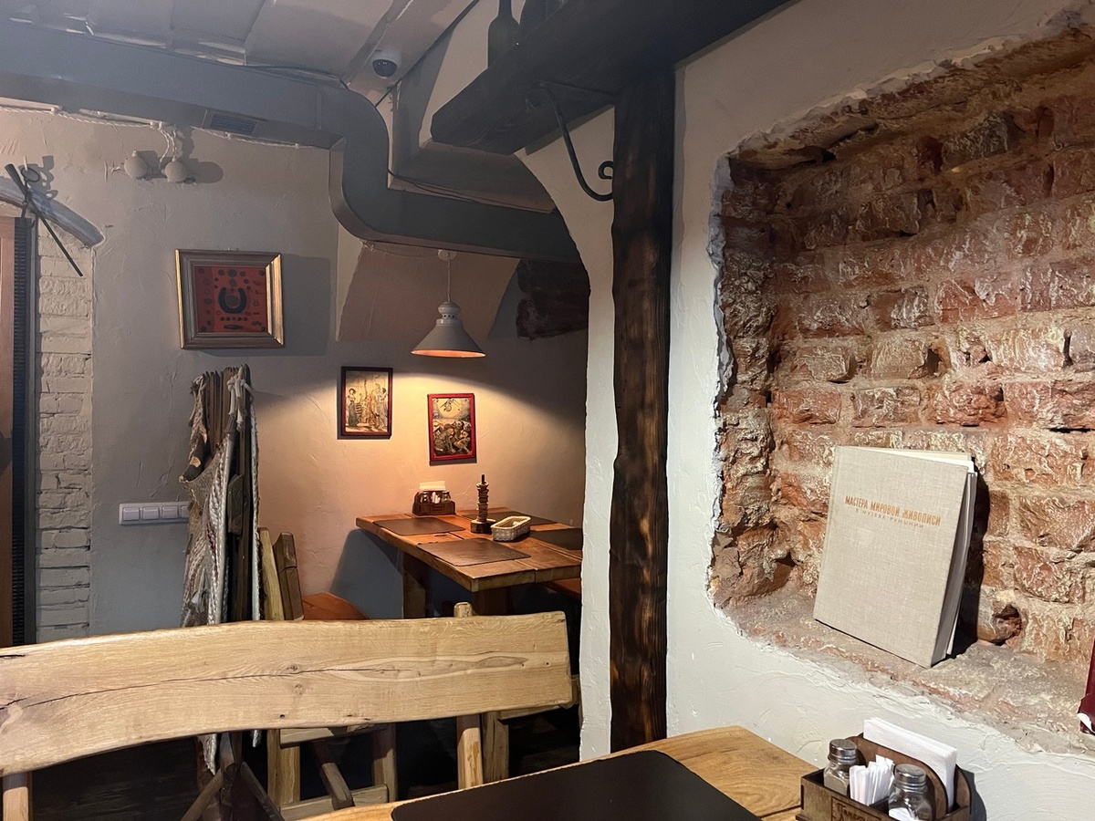 Интерьер кафе Панский Драник на ул. Раковская, 18. Фото моё.