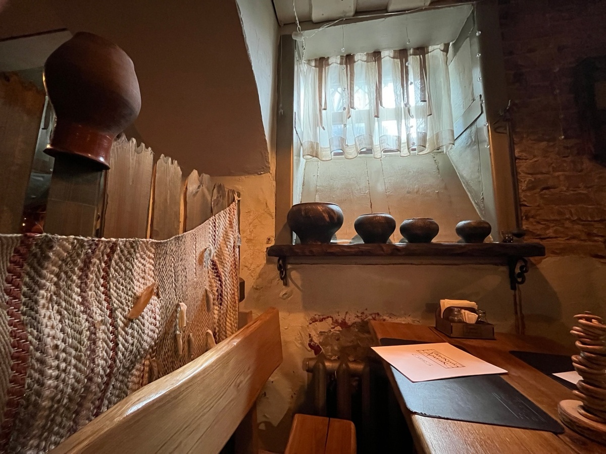 Интерьер кафе Панский Драник на ул. Раковская, 18. Фото моё.