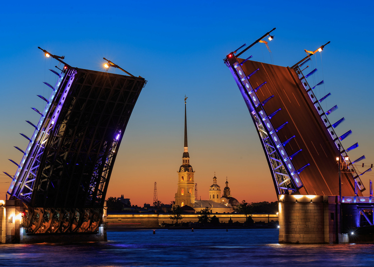 Дворцовый разводят дважды за ночь, с 2:45 до 3:10 в интервале 25 минут по нему можно передвигаться.Фото: Дмитрий Б. /  Яндекс Карты