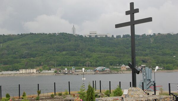 В Ульяновске, где в июне 1983 года произошла авария теплохода «Александр Суворов», об этой истории каждый день людям напоминает огромный крест на острове.