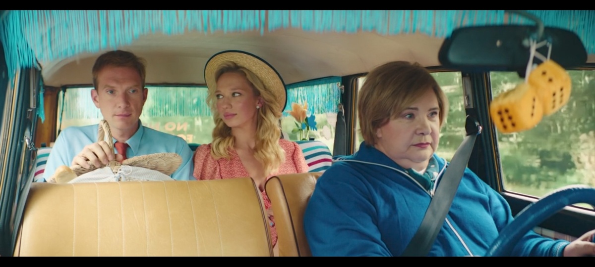 Кадр из фильма. Максим со своей возлюбленной Сашей, а за рулём таксистка в исполнении Татьяны Догилевой