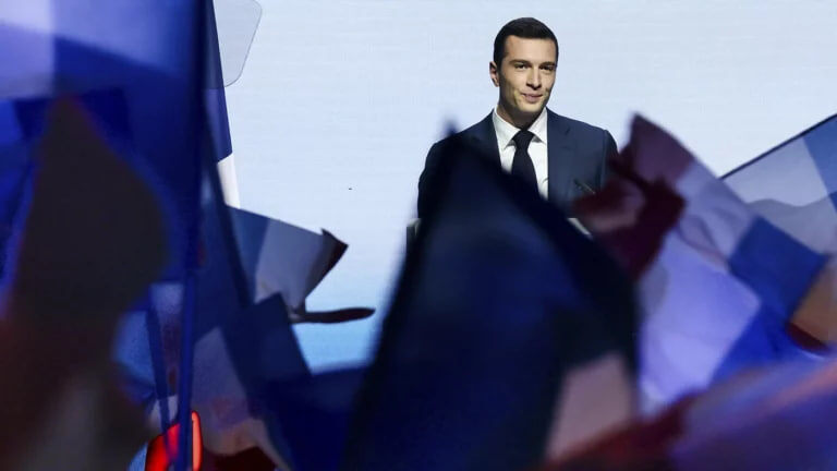 Опросы на выходах с избирательных участков показывают, что после первого тура досрочных парламентских выборов во Франции лидирует крайне правое «Национальное объединение» Марин Ле Пен, возглавляемое-2