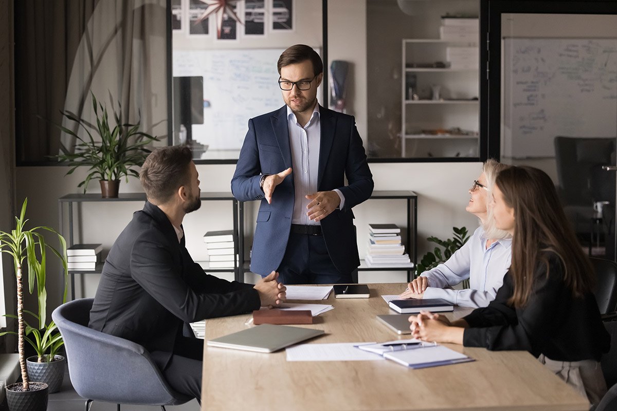    СЕО, CFO, COO — это основные топ-менеджеры в корпорациях. Источник: Shutterstock