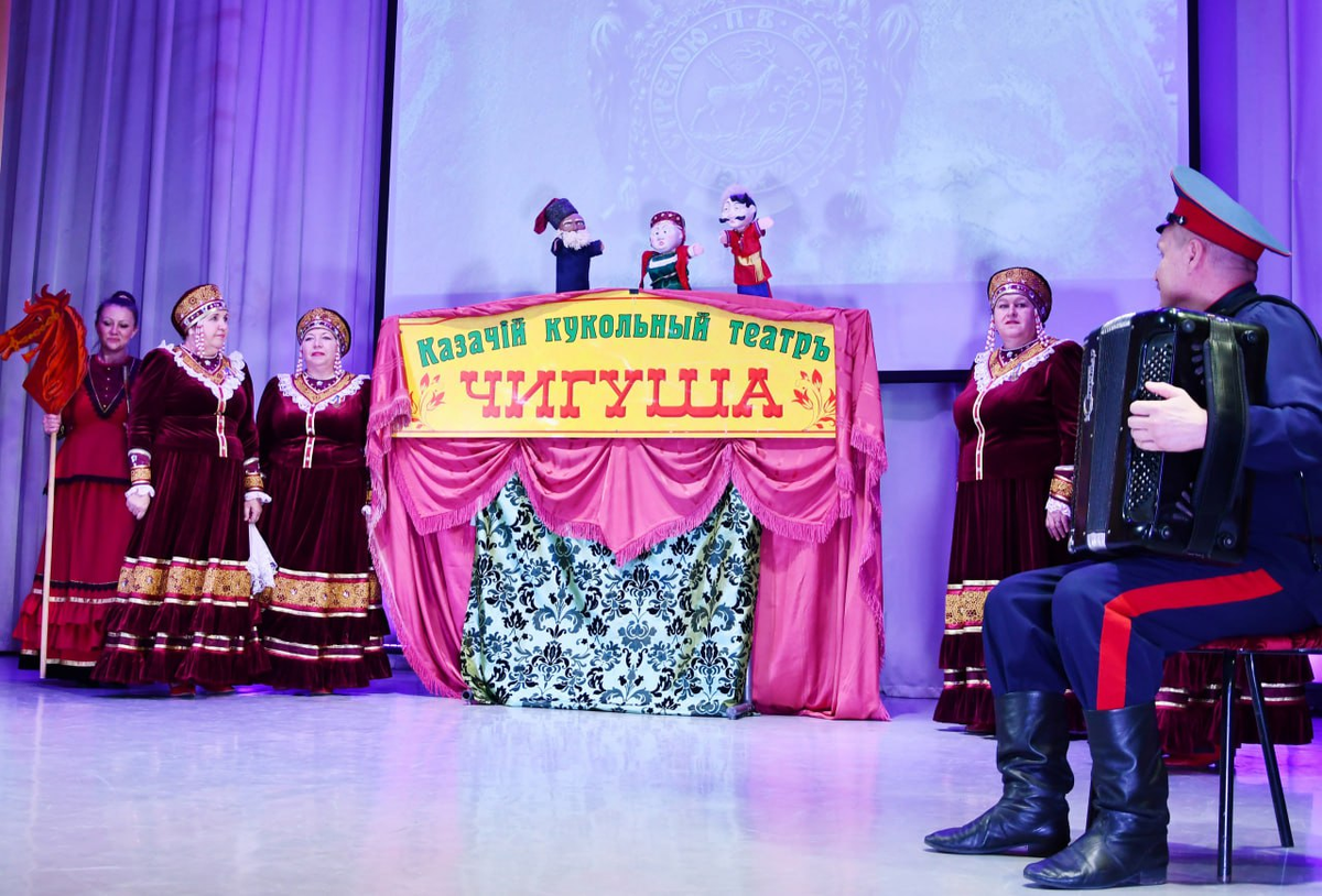 Народный казачий театр «Чигуша» и народный хор «Черкассцы». / ФОТО из архива сельского Дома культуры Старочеркасский