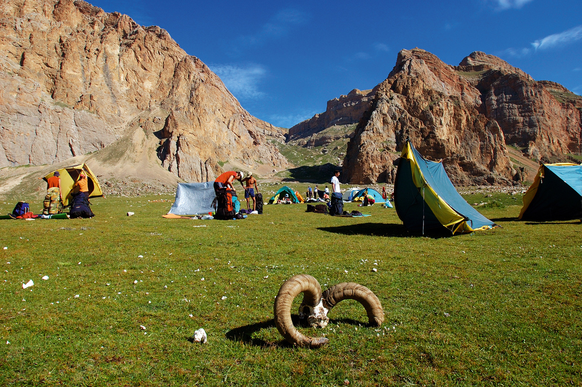 Базовый лагерь альпинистов у подножия Шахдага