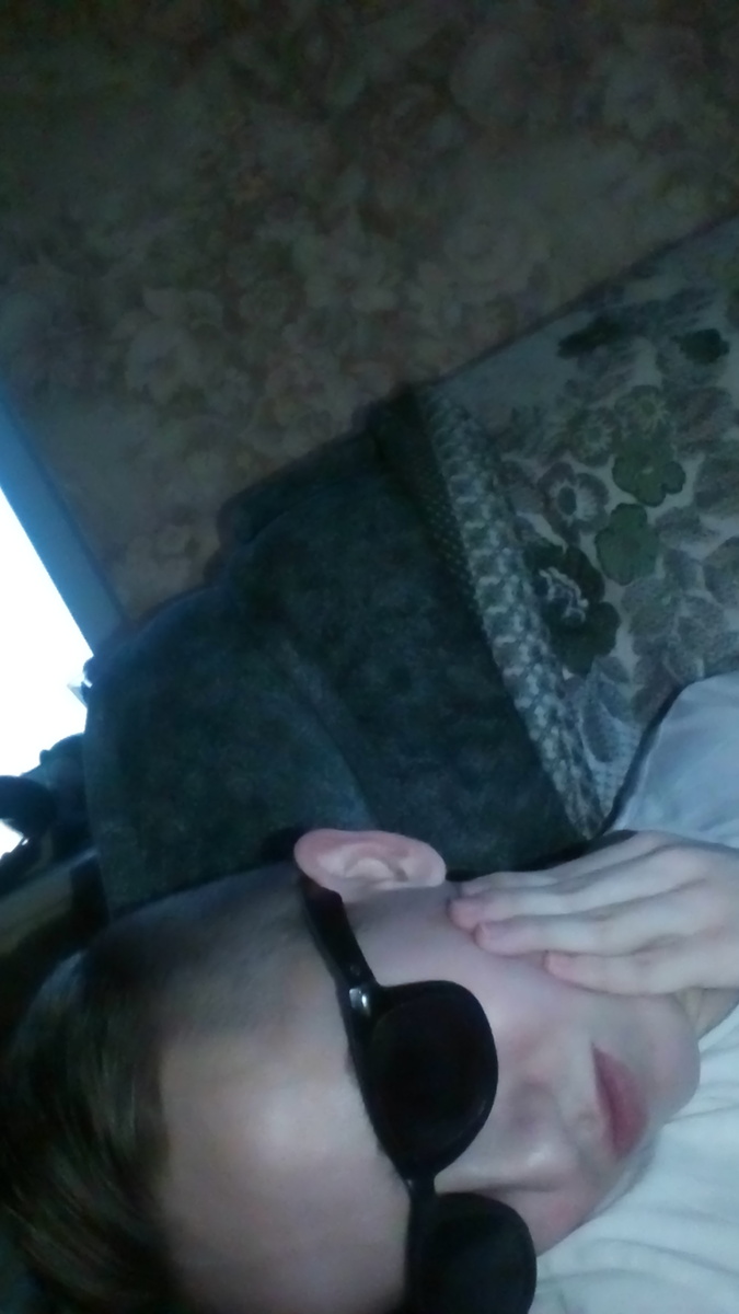 Рома часто одевал очки дома, его раздражал свет и болели глаза..