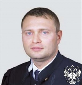 Артем Матета был назначен на должность председателя Солнцевского районного суда указом президента в ноябре 2021 года. Юрисдикция суда распространяется на территории районов Внуково, Ново-Переделкино и Солнцево. До этого Матета был судьей Московского областного суда и председателем Ногинского городского суда Московской области. Согласно информации официального портала судов общей юрисдикции Москвы, Матета родился в 1982 году. У него четвертый (из десяти) квалификационный класс. Собеседник, близкий к системе правосудия, также сообщил, что Артем Матета — сын композитора Игоря Матеты. Фото: судьироссии.рф