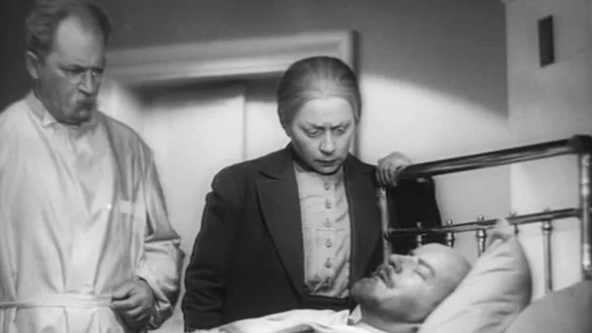 Надежда Крупская у постели больного Владимира Ленина