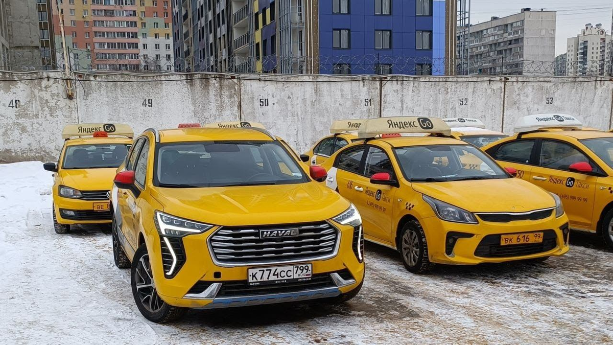 Haval Jolion. Этот компактный кроссовер отличается стильным дизайном, просторным салоном и хорошей комплектацией. Он оснащён бензиновым двигателем объёмом 1,5 литра и мощностью 143 л. с., который работает в паре с автоматической коробкой передач. Haval Jolion имеет передний привод и достаточно экономичный расход топлива.