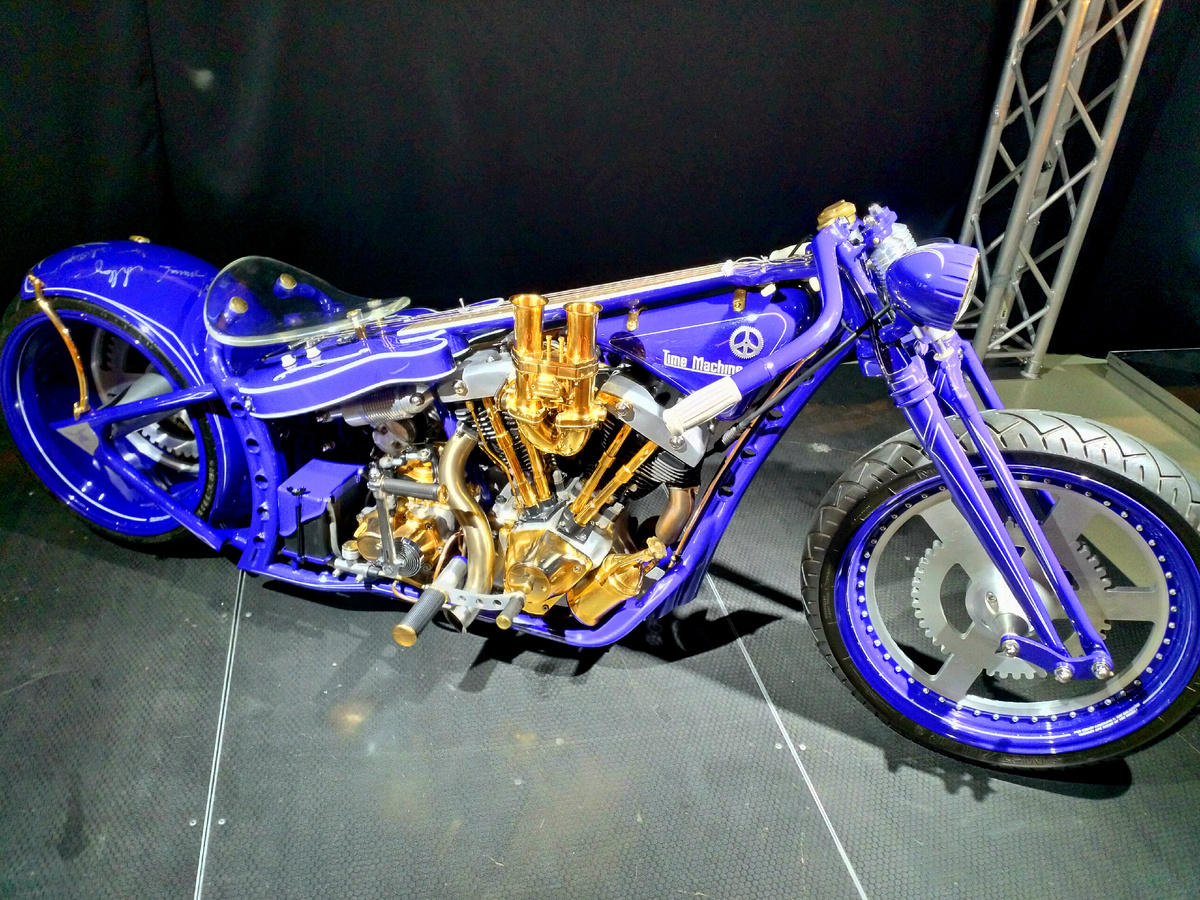 "Машина времени", мастерская ShifCustom, из экспонатов выставки "Горел асфальт"