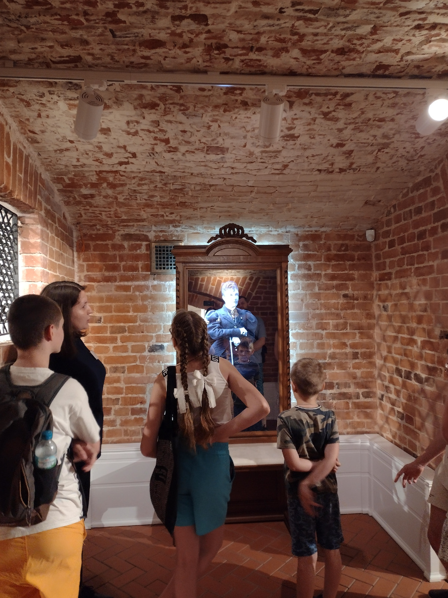 В зеркале под конец экскурсии появляется принцесса )))