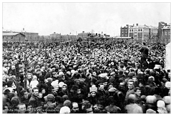 Орехово-Зуево в 1920-х. Открытие памятника Барышникову около Зимнего театра. 1923 г. Фото из открытых источников.