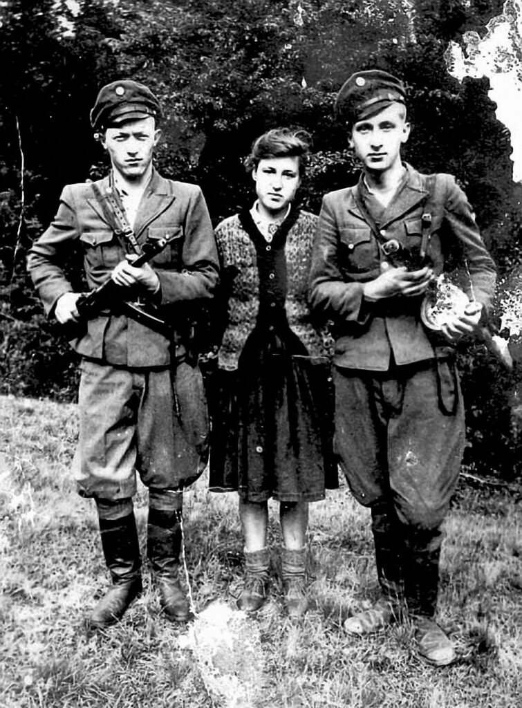 Украинки бандеровки. Парад упа галичина 1941. Йшли селом партизани. Бандеровцы упа. Женщины бандеровцы.