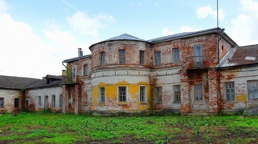 20 лет назад миллиардер купил руины огромного дворца в глуши. Как сейчас выглядит это место и что там происходит