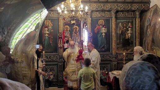 Патриарх Иерусалимский сам причащает верующих на праздничной Литургии в скальном храме св. Онуфрия