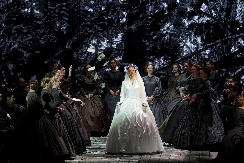 Долгие годы не пользовавшаяся особым вниманием опера классического наследия — «Русалка» Александра Даргомыжского — к концу нынешнего сезона получила на столичной сцене уже третье воплощение.