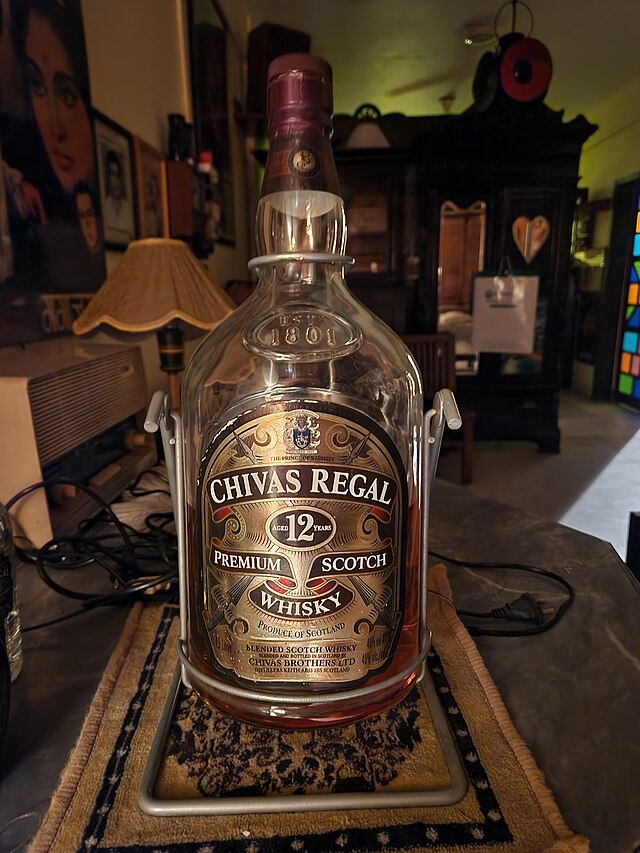 Amitbalani. Шотландский виски Chivas Regal, выдержанный 12 лет, в бутылке объемом 4,5 литра с поворотной подставкой