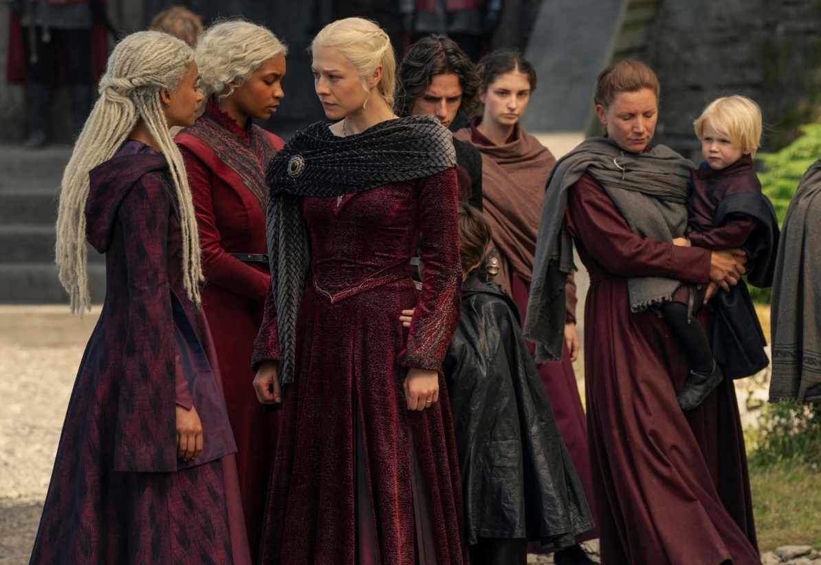 Кадр из сериала "Дом дракона", 2024. Рейенира отсылает младших детей подальше от Драконьего камня. Источник: imdb.com