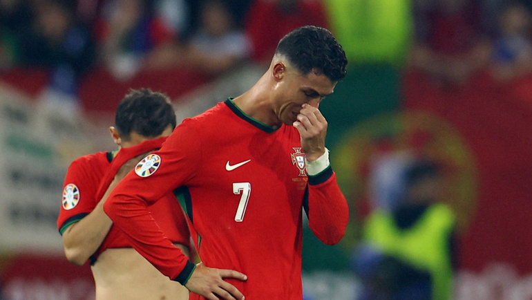    Криштиану Роналду заплакал после незабитого пенальти в матче со Словенией. Reuters