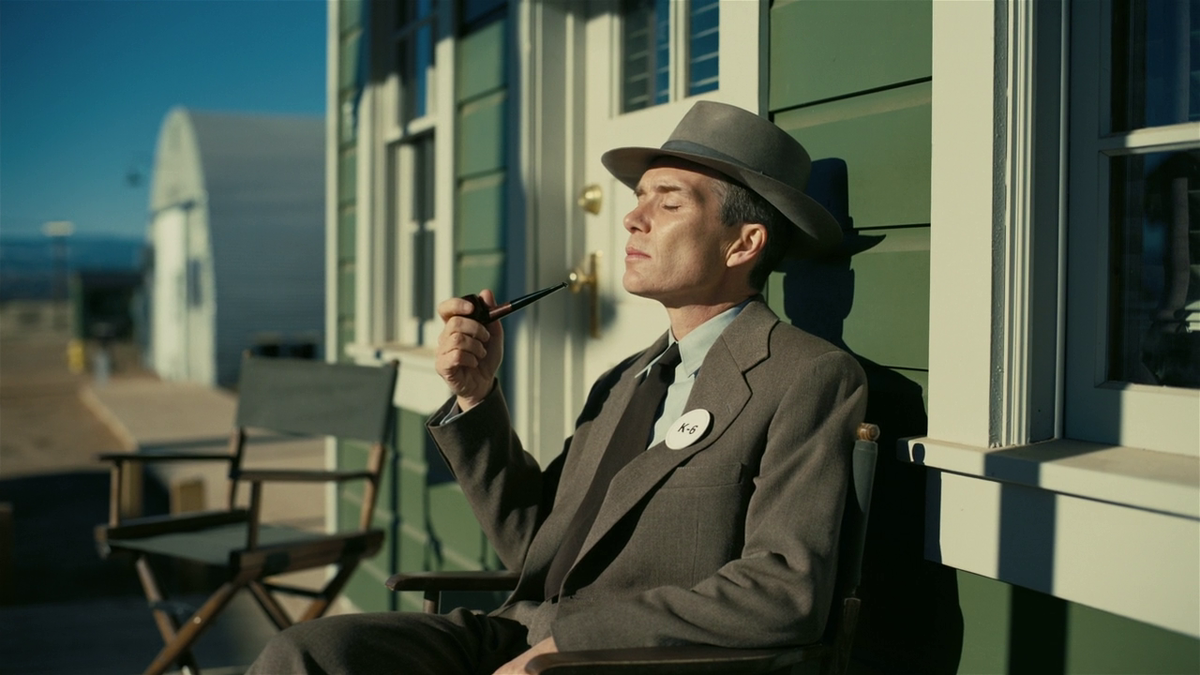 Не знаю как вас, а меня исполнитель главной роли отталкивает. Какой-то он манерный.