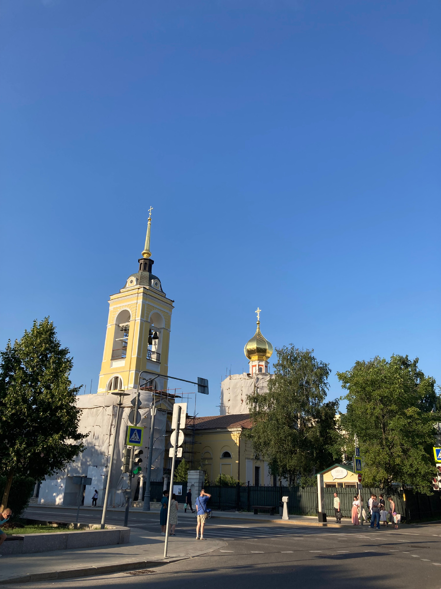 Церковь Успения Божией Матери а Казачьей слободе (XVII) , улица Большая Полянка, Москва. На реставрации.