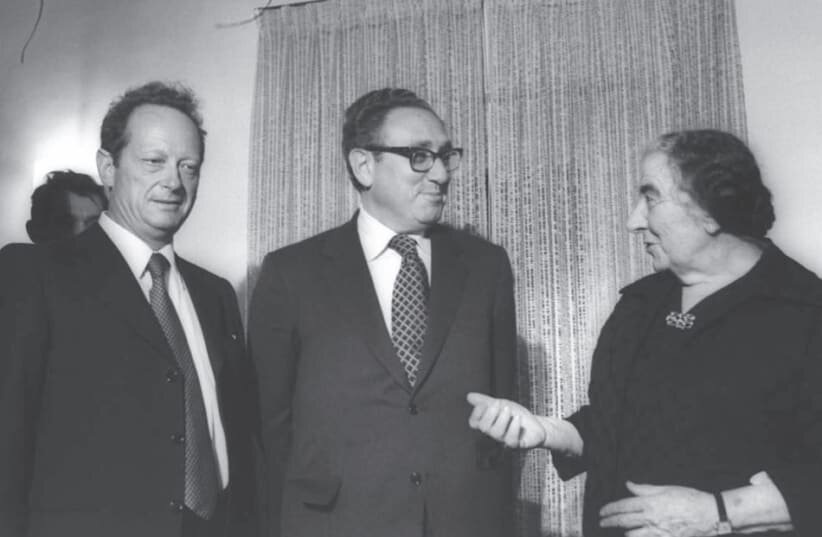 Тогдашний премьер-министр Израиля Голда Меир с тогдашним госсекретарем США Генри Киссинджером и заместителем премьер-министра Игалем Аллоном в резиденции премьер-министра в Иерусалиме в 1973 году. (фото предоставлено Моше Мильнером / GPO).