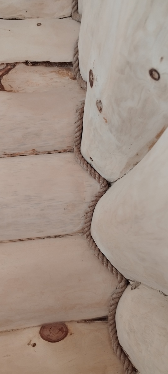 Не знаю, из чего построен дом, наверное, кедр или сосна, судя по размеру бревен. 