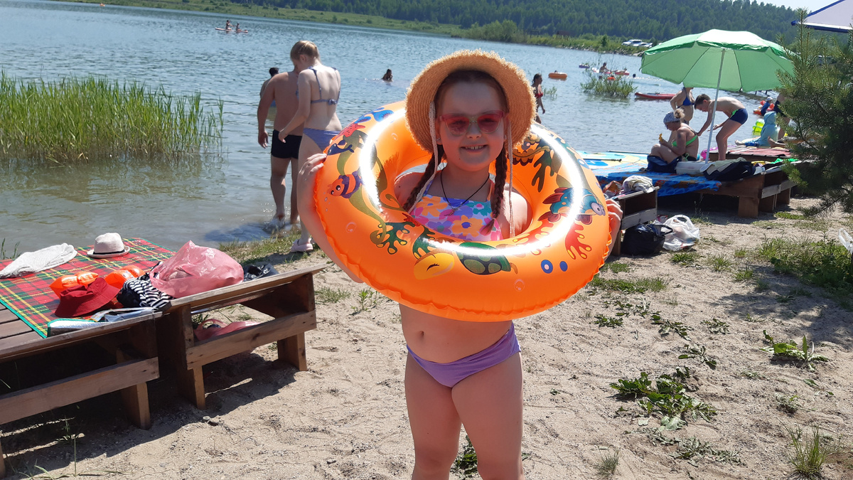 В воскресенье только выбираться можем, вот купаться ездили.