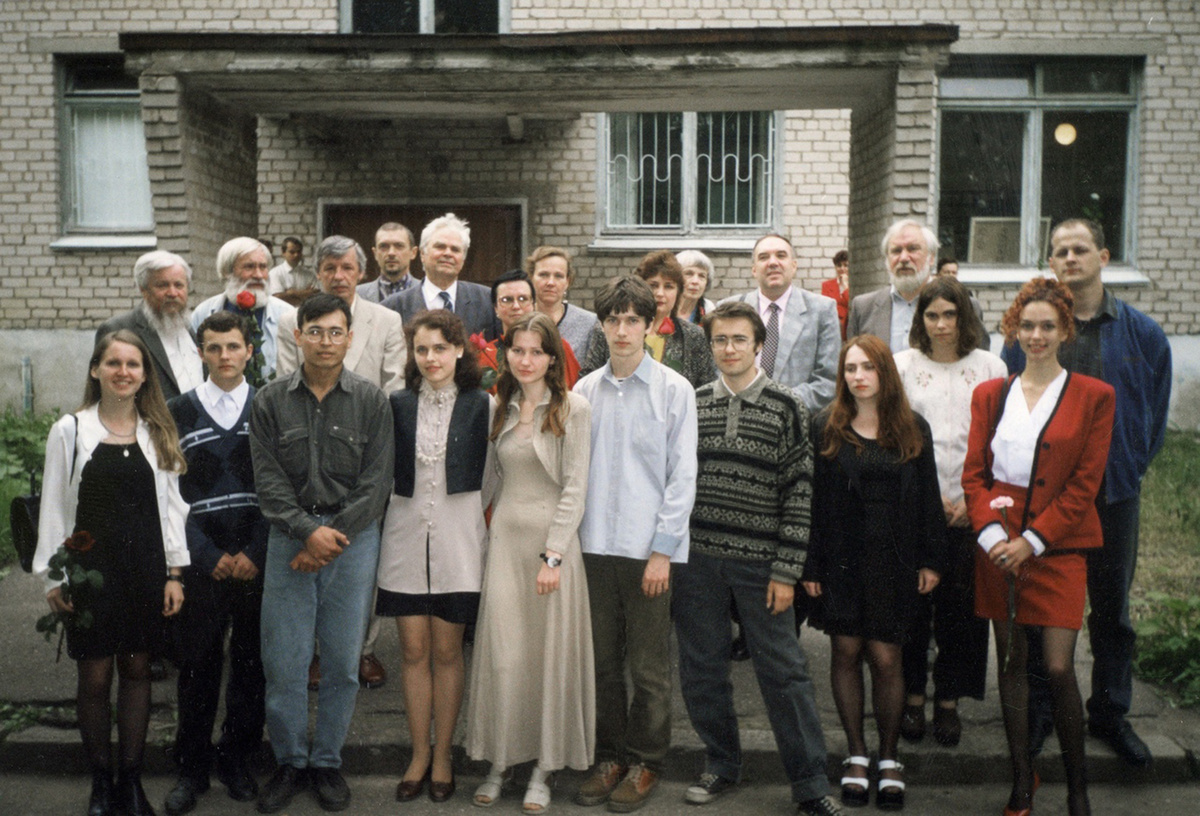 1 ряд слева направо, студенты: Татьяна Илюшина, Дмитрий, Эдик Байгужин, Юля Шибаева, Юля Науманова, Андрей Русецкий,Саша, Ирина Смазнова, Наташа Петрусева, Татьяна Марченкова, Саша Лобков. 2 ряд слева направо, преподаватели Колледжа искусств: Владимир Михайлович Прудников, Вадим Михайлович Пресняков, Виталий Павлович Рыбаков, Валерий Степанович Гращенков, Альберт Георгиевич Сергеев (председатель комиссии), Надежда Егоровна( завуч), Татьяна (лаборант), Ольга Николаевна Чернова( зав. отделением), Л.lvbkf Михайловна Козикова( искусствовед), Евгений Александрович Сергеев( ректор Института искусств), Валерий Иванович Ляшенко.