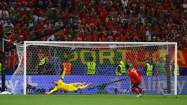    Криштиану Роналду забил в серии пенальти. Reuters