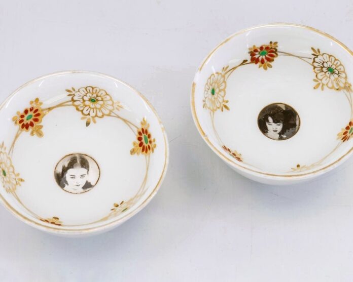 Иллюстрационное фото. Сакадзуки из фарфора с увеличительным стеклом и фотографией на дне чашки. Первая половина ХХ в.