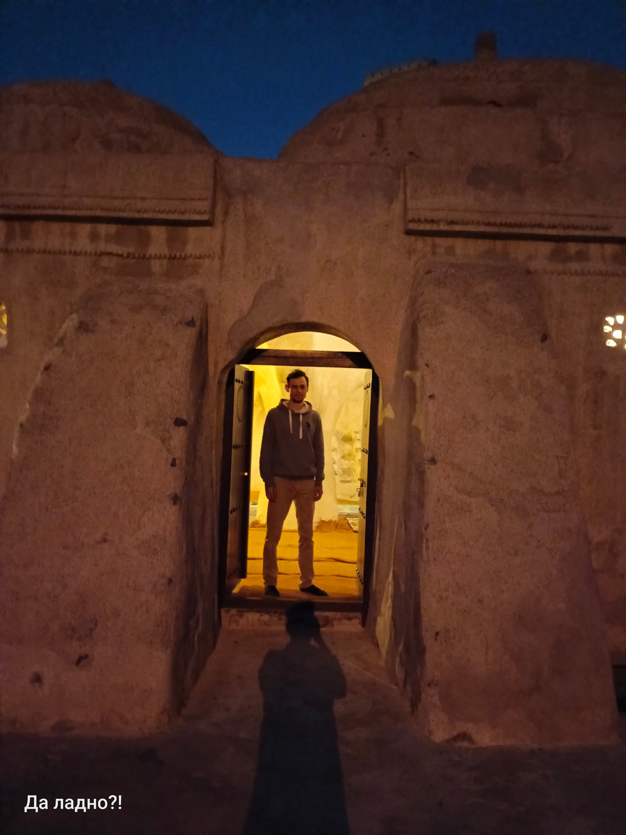 Я в дверном проеме самой старой мечети Ар. Эмиратов