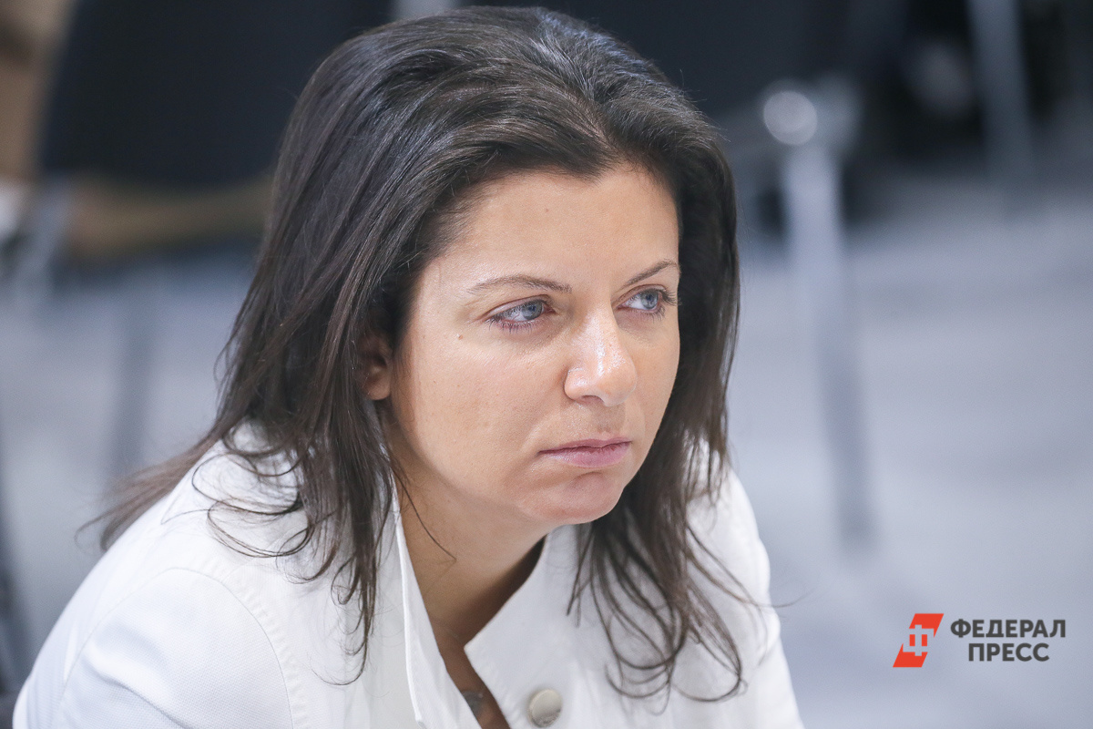 Маргарита Симоньян прошлась под экраном Симановского.  Фото: ФедералПресс / Виктор Вытольский