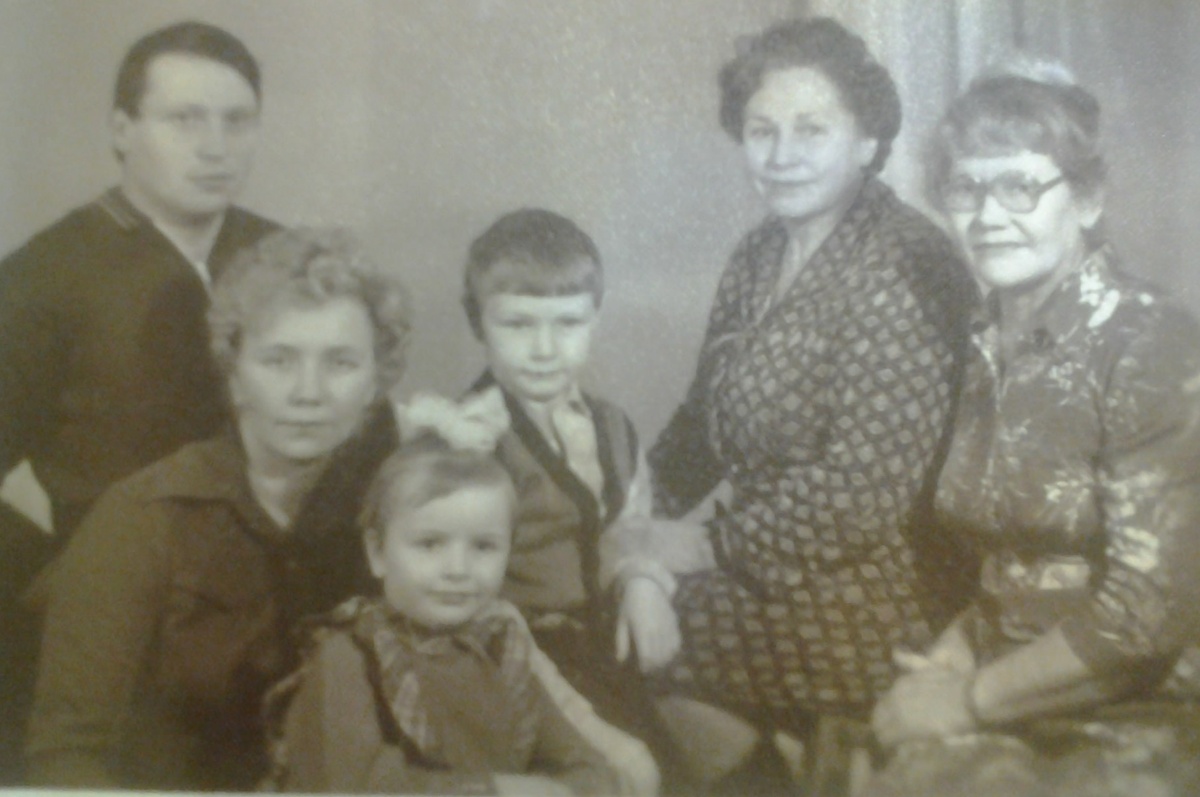 Фото из личного архива автора. Автор, Люба, Света, Вова, Порфи, Александра - мама Любы